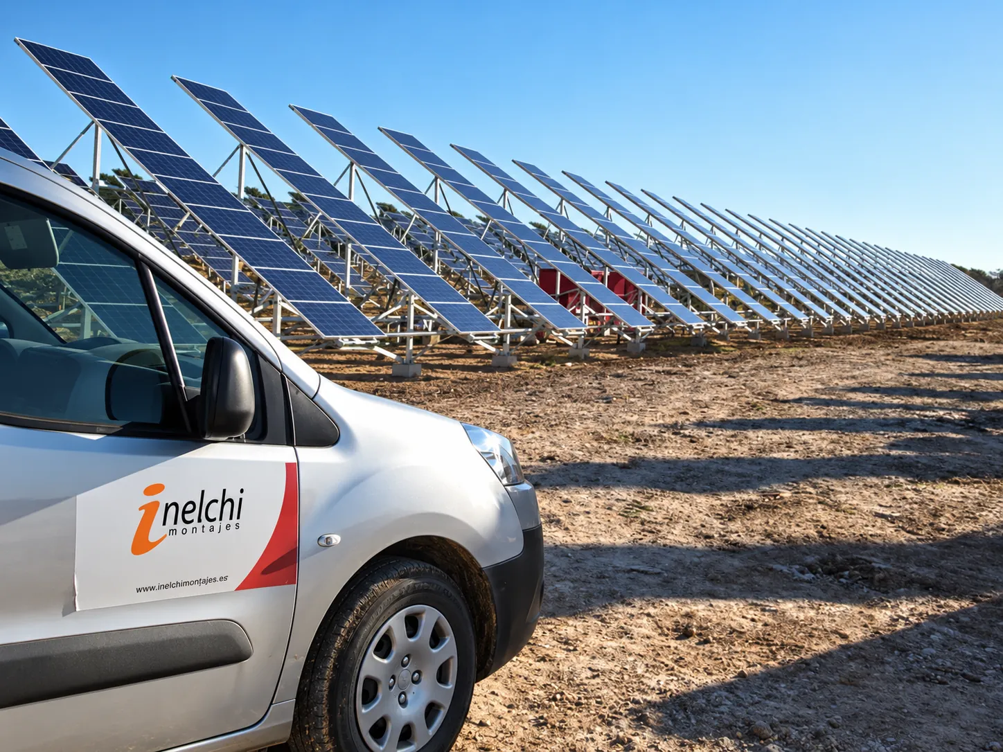 Infraestructura fotovoltaica y vehículo de apoyo