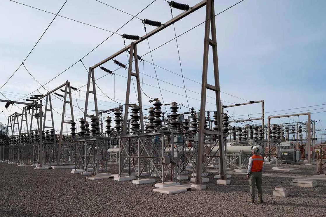 Subestación eléctrica de potencia con estructuras y equipamiento