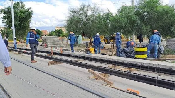 Trabajo técnico junto a vías ferroviarias