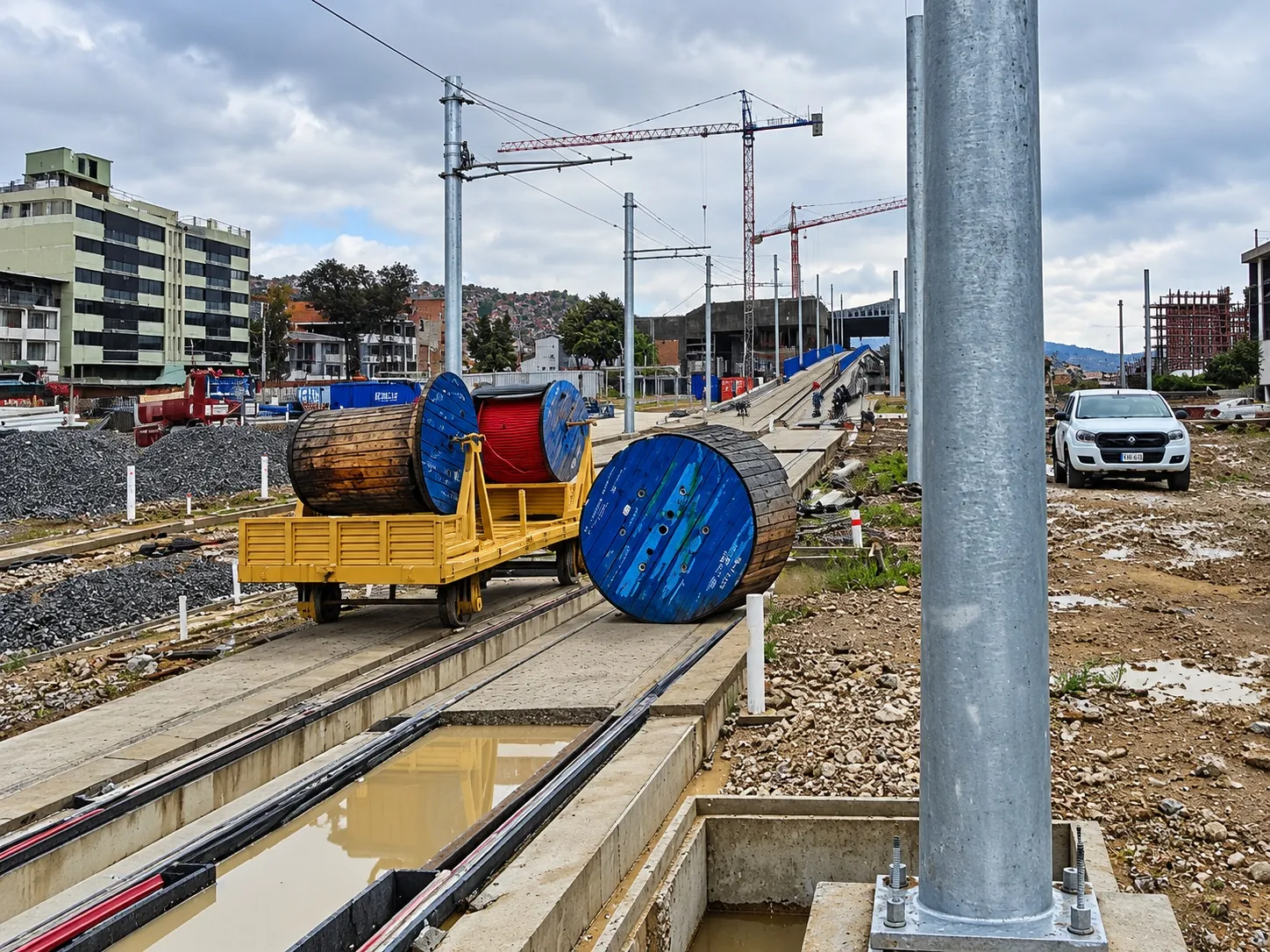 Bobinas de cable junto a infraestructura ferroviaria